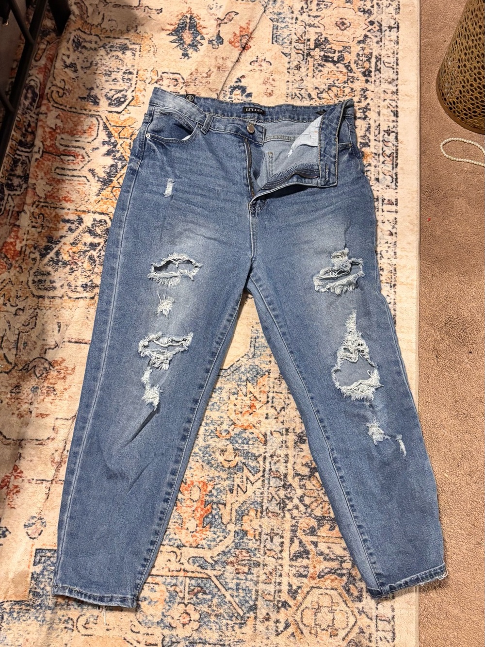 Casual Mid-Rise Distressed Ankle Jeans in Blue